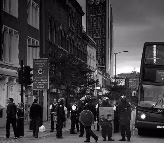 Policía a la puerta del hotel